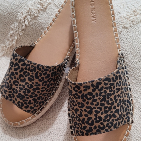 Old navy Leopard Flats sandals (they fit a 8.5) - Picture 5 of 8